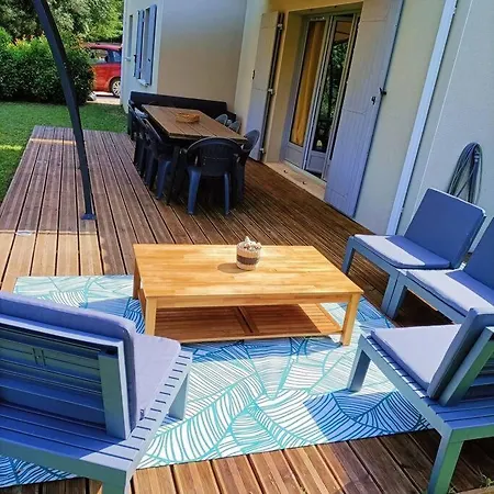 Maison Moderne Avec Piscine. Hébergement de vacances *