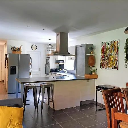 Maison Moderne Avec Piscine. Feriehus *